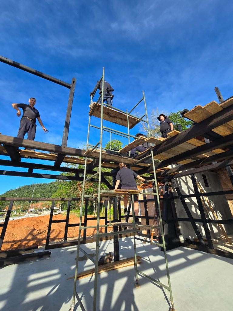 Maior construção enxaimel do Brasil no século XXI ganha forma em Guabiruba (SC)